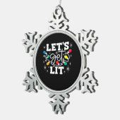 Lasst uns die Weihnachtsbeleuchtung in der Weihnac Schneeflocken Zinn-Ornament (Rechts)