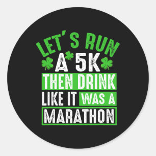 Lasst uns einen 5K laufen und dann einen Trinkmara Runder Aufkleber