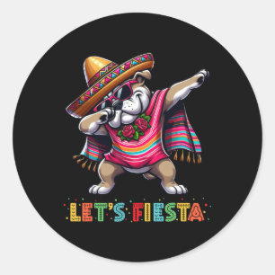 Lasst uns Fiesta Dabbing Bulldog Sombrero Poncho C Runder Aufkleber
