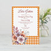 Lasst uns Gather Gingham Friendsgiving-Erntedank Einladung (Stehend Vorderseite)