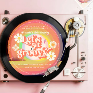 Lasst uns Groovy Retro Vinyl Rainbow Daisy holen Einladung