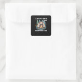 Lasst uns hingehen. Campfire Lit Classic Quadratischer Aufkleber (Tasche)