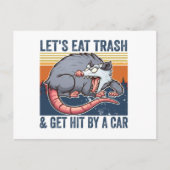 Lasst uns Müll essen und von einem Auto Opossum tr Postkarte (Vorderseite)
