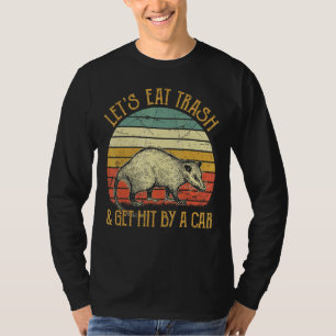 Lasst uns Müll essen und von einem Auto Opossum tr T-Shirt