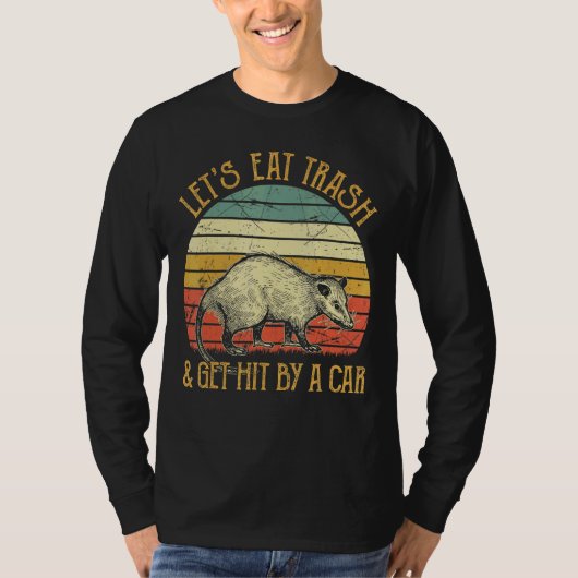 Lasst uns Müll essen und von einem Auto Opossum tr T-Shirt (Vorderseite)