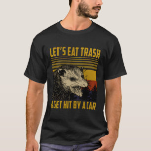 Lasst uns Müll essen und von einem Auto Opossum tr T-Shirt