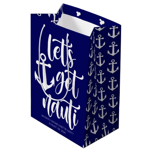 Lasst uns Nauti holen | Funny Modern Text Bachelor Mittlere Geschenktüte (Rückseite Schrägansicht)