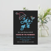 Lasst uns Neon Sign Weihnachtscocktail Party beleu Einladung (Stehend Vorderseite)