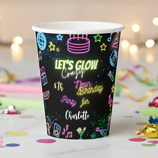 Lasst uns verrückten NeonGeburtstag glühen Pappbecher