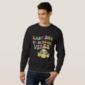 last day of summer vibes, groovy summer, funny tea sweatshirt (Vorne ganz)
