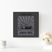 Lastenrad im Auge mit Strahlen und Spruch Quadratische Wanduhr (Zuhause)