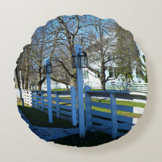 Late Afternoon Stroll in the Village Rundes Kissen