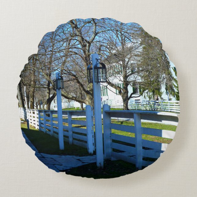 Late Afternoon Stroll in the Village Rundes Kissen (Vorderseite)