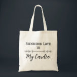 Late Late ist mein Cardio Tragetasche<br><div class="desc">Lassen Sie sich von der Hektik des "Laufenden Ende ist mein Cardio"-Designs verzaubern! Dieser humorvolle T - Shirt ist perfekt für diejenigen, die immer in Eile zu sein scheinen. Ein tolles Geschenk für jeden, der ein lebhaftes Leben hat, oder für diejenigen, die ein gutes Lachen über modische Verspätung Liebe haben!...</div>