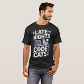 Late Nights Code And Cats Programmer Cat T-Shirt (Vorne ganz)