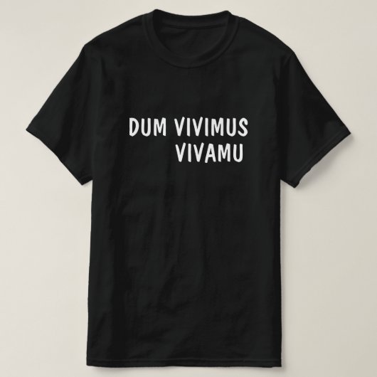 Latein: Dum Vivimus, Vivamus T-Shirt (Design vorne)