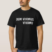 Latein: Dum Vivimus, Vivamus T-Shirt (Vorderseite)