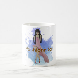 Lateinamerikanische Fashionista mit High Low-Kleid Kaffeetasse