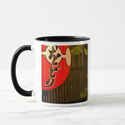Laterne und Baum aus rotem gestrichenem Papier, Ky Tasse (Links)