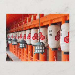 Laternen innerhalb des Itsukushima-Schreins Postkarte