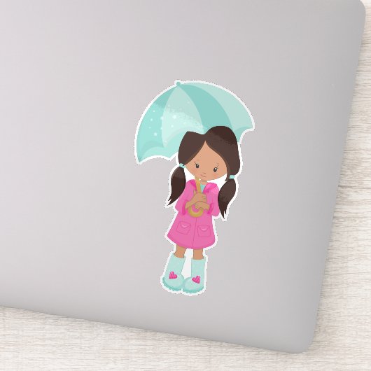 Latina Girl, Mädchen in Regenmantel, Mädchen mit S Aufkleber (Detail)