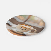 Latte durch sonniges Fenster lächeln Pappteller (Schrägansicht)