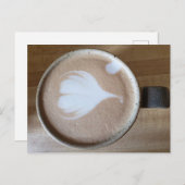 Latte Kunst auf einem Holztisch Postkarte (Vorne/Hinten)