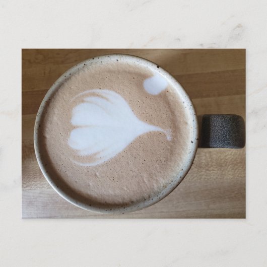 Latte Kunst auf einem Holztisch Postkarte (Vorderseite)