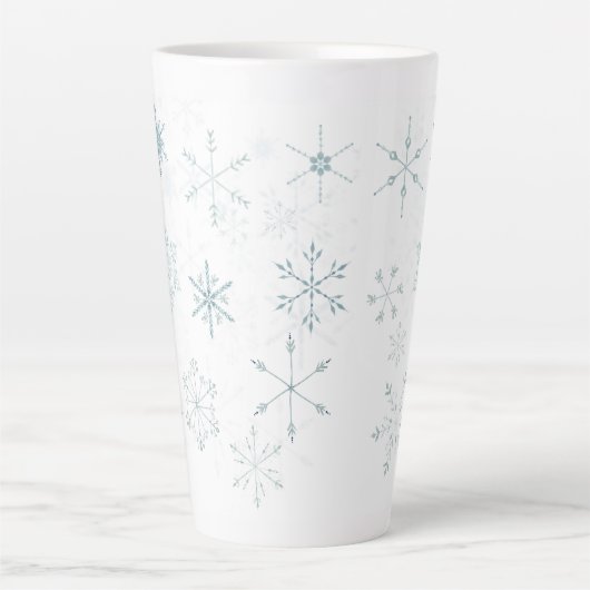 Latte Tasse mit handgemalten Schneeflocken (Vorderseite)
