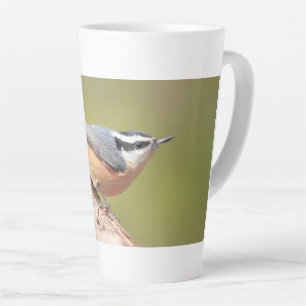 Latte Tasse mit roter Brustnarben