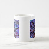 Laub abstrakt in den blauen und lila Tönen Kaffeetasse (Mittel)