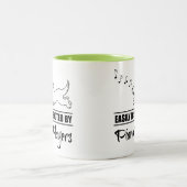 Lauf des Hundes durch Pianisten leicht abgelenkt Zweifarbige Tasse (Mittel)