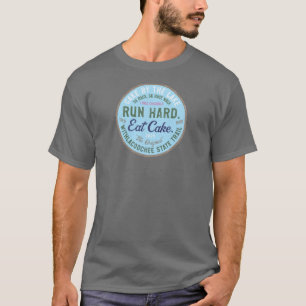 Lauf hart. Iss Kuchen.-Kuchen am See '26 Männer T- T-Shirt
