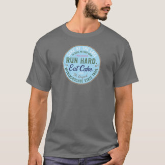 Lauf hart. Iss Kuchen.-Kuchen am See '26 Männer T- T-Shirt