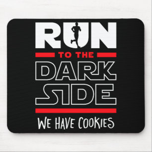 Lauf zur dunklen Seite, wir haben Kekse Mousepad