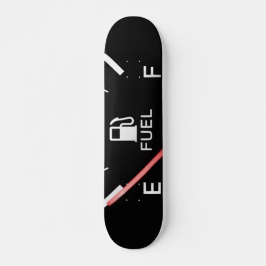 Laufen auf leerem Skateboard (Vorne)