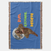 Laufen, erkunden, glauben Sie an den Funny Bigfoot Decke (Vorderseite Vertikal)