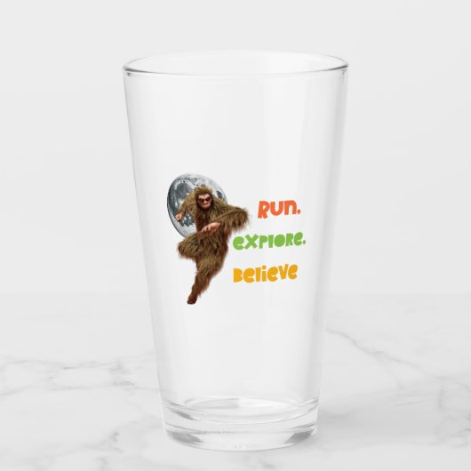 Laufen, erkunden, glauben Sie an den Funny Bigfoot Glas (Vorderseite)