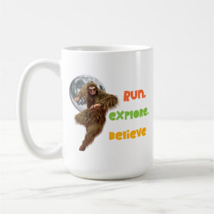 Laufen, erkunden, glauben Sie an den Funny Bigfoot Kaffeetasse