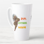 Laufen, erkunden, glauben Sie an den Funny Bigfoot Milchtasse (Linke Ecke)