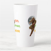 Laufen, erkunden, glauben Sie an den Funny Bigfoot Milchtasse (Vorderseite)