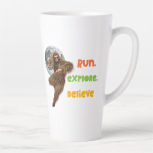 Laufen, erkunden, glauben Sie an den Funny Bigfoot Milchtasse