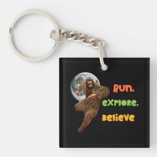 Laufen, erkunden, glauben Sie an den Funny Bigfoot Schlüsselanhänger