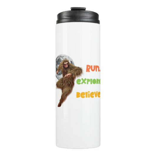 Laufen, erkunden, glauben Sie an den Funny Bigfoot Thermosbecher (Vorderseite)
