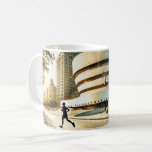 Laufen in New York Guggenheim Kaffeetasse<br><div class="desc">Die Aquarellmalerei zeigt das Guggenheim Museum in New York City mit seiner ikonischen kreisförmigen Struktur, die unter den sanften Farbtönen des Morgenlichts leuchtet. Das einzigartige Design des Museums besticht durch seine zentrale Bühne, gerahmt durch subtile städtische Details und eine Baumreihe in der Nähe. Im Vordergrund wird ein Läufer mitten auf...</div>