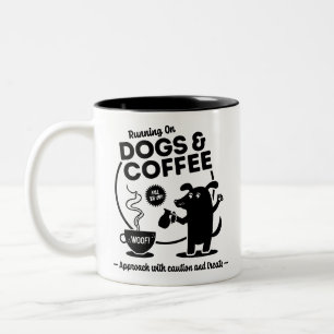 Laufend auf Hunden und Kaffee 11 oz. Zweifarbige Tasse