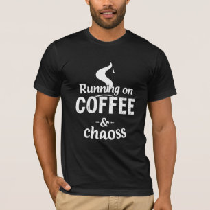 Laufend auf Kaffee und chaotischer Schriftgestaltu T-Shirt