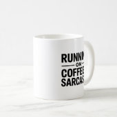 Laufend auf Kaffee und Sarkasmus Lustiger Bürobech Kaffeetasse (VorderseiteRechts)