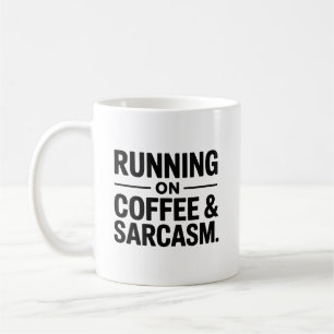 Laufend auf Kaffee und Sarkasmus Lustiger Bürobech Kaffeetasse