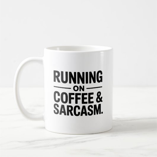 Laufend auf Kaffee und Sarkasmus Lustiger Bürobech Kaffeetasse (Links)